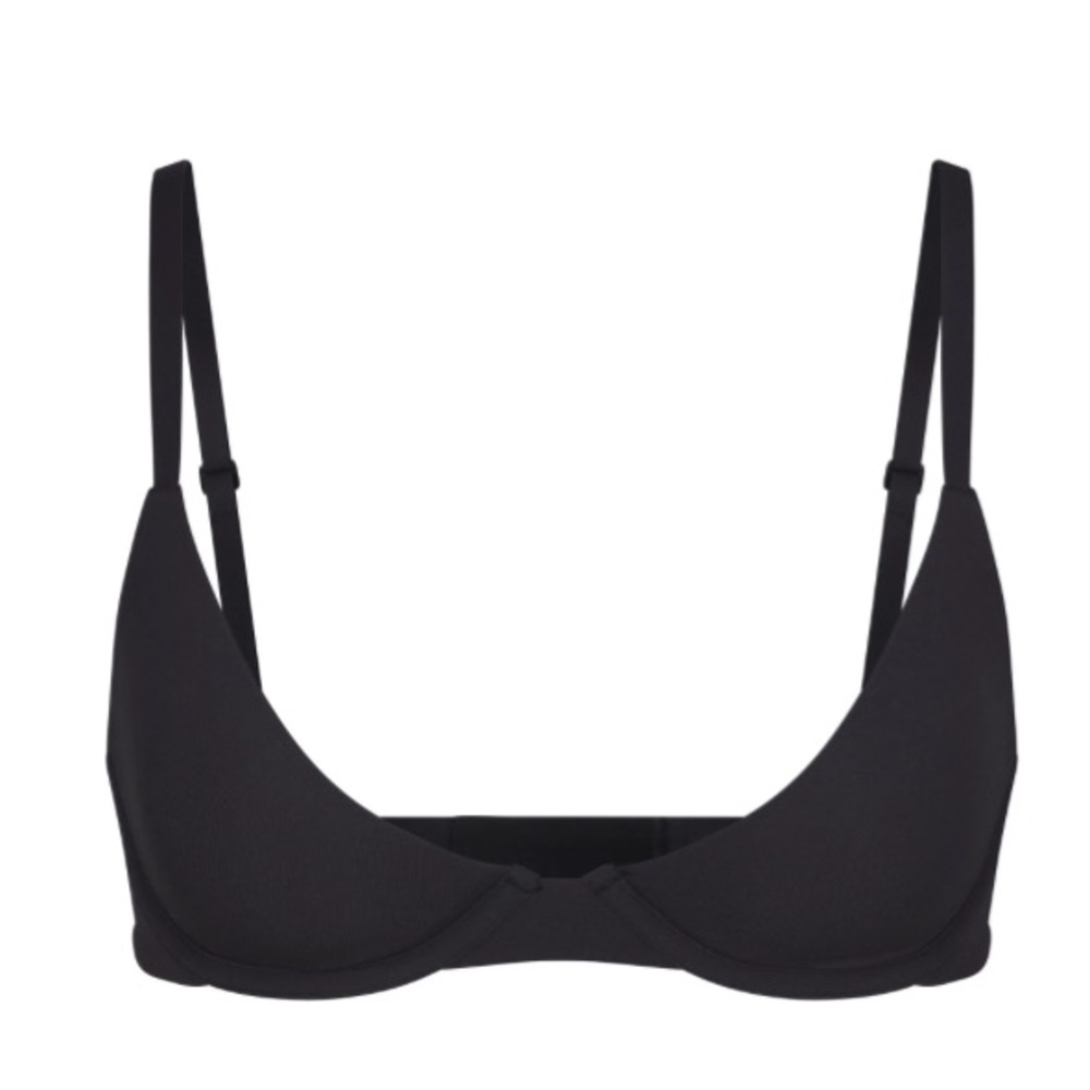 Skims Fits Everybody Plunge Bra. Never worn.